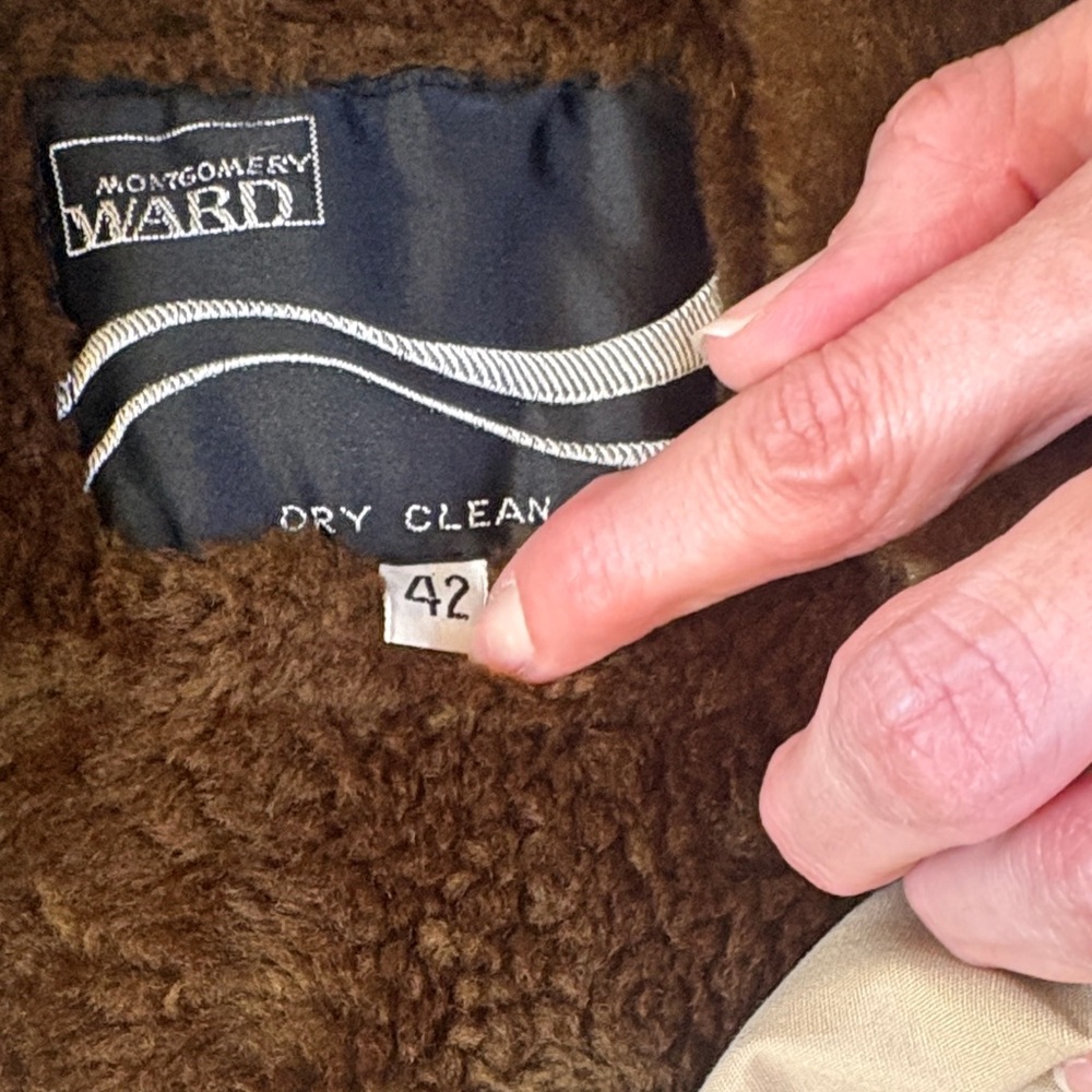 Men's Vintage Tan Jacket with Brown Accents - Picture 3 of 6